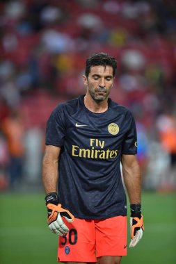 Kallang-Singapur-28Jul2018: Gianluigi Buffon # 30 PSG oyuncusu icc2018 'de Paris Saint-Almanya Ulusal Stadyumu, Singapur' daki cephaneliğe karşı savaşıyor.