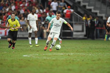 Kallang-Singapur-28Jul2018: Giovani LO Celso # 18 PSG oyuncusu icc2018 'de Paris Saint-Alman Ulusal Stadyumu, Singapur' daki cephaneliğe karşı savaşıyor.