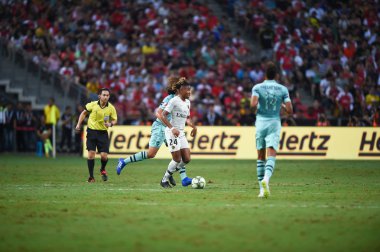 Kallang-Singapur-28Jul2018: Christopher Nkunku # 24 PSG Oyuncusu Buz 2018 'de Paris Saint-Alman Ulusal Stadyumu, Singgapur' daki cephaneliğe karşı savaşıyor