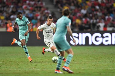 Kallang-Singapur-28Jul2018: Giovani LO Celso # 18 PSG oyuncusu icc2018 'de Paris Saint-Alman Ulusal Stadyumu, Singapur' daki cephaneliğe karşı savaşıyor.