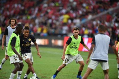 Kallang-Singapur-28Jul2018: Azzedine toufiqui # 38 PSG oyuncusunun icc2018 'de Paris Saint-Alman Ulusal Stadyumu, Singapur' daki cephaneliğe karşı eylemi devam ediyor