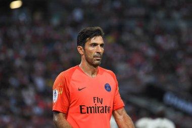 Kallang-Singapur-28Jul2018: Gianluigi Buffon # 30 PSG oyuncusu icc2018 'de Paris Saint-Almanya Ulusal Stadyumu, Singapur' daki cephaneliğe karşı savaşıyor.