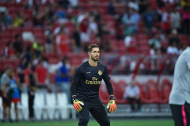 Kallang-Singapur-28Jul2018: Kevin Trapp # 1 PSG oyuncusu Buz 2018 'de Paris Saint-Alman Ulusal Stadyumu, Singapur' daki cephaneliğe karşı savaşıyor