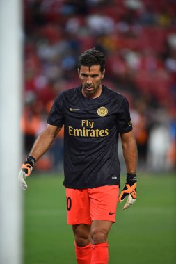 Kallang-Singapur-28Jul2018: Gianluigi Buffon # 30 PSG oyuncusu icc2018 'de Paris Saint-Almanya Ulusal Stadyumu, Singapur' daki cephaneliğe karşı savaşıyor.
