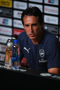 Kallang-Singapur - 28 Temmuz 2018: Unai emery arsenal basın toplantısından sonra Paris saint-germain adlı Ulusal Stadyumu, Singapur karşı arsenal arasında icc2018 Direktör