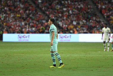 Kallang-Singapur - 28 Temmuz 2018: Mesut Ozil #10 oyuncu Arsenal icc2018 paris saint-Alman Ulusal Stadyumu'nda, Singapur karşı arsenal arasında sırasında eylem