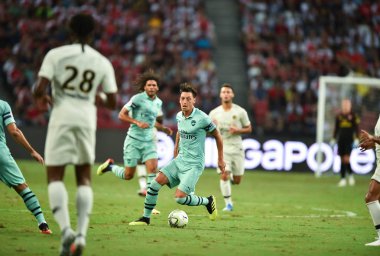 Kallang-Singapur - 28 Temmuz 2018: Mesut Ozil #10 oyuncu Arsenal icc2018 paris saint-Alman Ulusal Stadyumu'nda, Singapur karşı arsenal arasında sırasında eylem