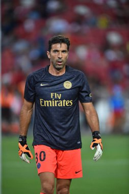 Kallang-Singapur-28Jul2018: Gianluigi Buffon # 30 PSG oyuncusu icc2018 'de Paris Saint-Almanya Ulusal Stadyumu, Singapur' daki cephaneliğe karşı savaşıyor.