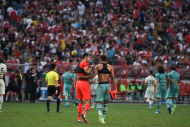 Kallang-Singapur-28Jul2018: Gianluigi Buffon # 30 PSG oyuncusu icc2018 'de Paris Saint-Almanya Ulusal Stadyumu, Singapur' daki cephaneliğe karşı savaşıyor.