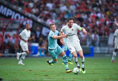 Kallang-Singapur-28Jul2018: Adrien kuduz # 25 PSG oyuncusu Buz 2018 'de Paris Saint-Alman Ulusal Stadyumu, Singapur' daki cephaneliğe karşı savaşıyor