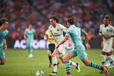 Kallang-Singapur-28Jul2018: Adrien kuduz # 25 PSG oyuncusu Buz 2018 'de Paris Saint-Alman Ulusal Stadyumu, Singapur' daki cephaneliğe karşı savaşıyor