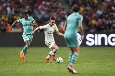 Kallang-Singapur-28Jul2018: Giovani LO Celso # 18 PSG oyuncusu icc2018 'de Paris Saint-Alman Ulusal Stadyumu, Singapur' daki cephaneliğe karşı savaşıyor.