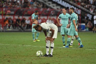 Kallang-Singapur-28Jul2018: Christopher Nkunku # 24 PSG Oyuncusu Buz 2018 'de Paris Saint-Alman Ulusal Stadyumu, Singgapur' daki cephaneliğe karşı savaşıyor