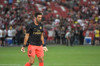 Kallang-Singapur-28Jul2018: Gianluigi Buffon # 30 PSG oyuncusu icc2018 'de Paris Saint-Almanya Ulusal Stadyumu, Singapur' daki cephaneliğe karşı savaşıyor.