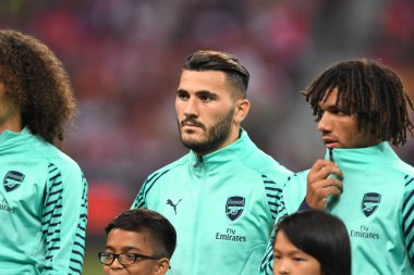 Kallang-Singapur-28Jul2018: Sead Kolasinac # 31 Cephanelik Oyuncusu icc2018 'de Paris Saint-Alman Ulusal Stadyumu, Singapur' daki cephaneliğe karşı savaşıyor.