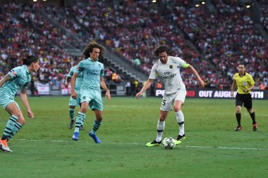 Kallang-Singapur-28Jul2018: Adrien kuduz # 25 PSG oyuncusu Buz 2018 'de Paris Saint-Alman Ulusal Stadyumu, Singapur' daki cephaneliğe karşı savaşıyor