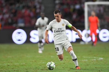 Kallang-Singapur-28Jul2018: Giovani LO Celso # 18 PSG oyuncusu icc2018 'de Paris Saint-Alman Ulusal Stadyumu, Singapur' daki cephaneliğe karşı savaşıyor.