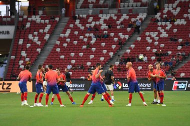 Kallang-Singapur-30Jul2018: Atletico Madrid 'in oyuncusu, Atletico Madrid ile Atletico Madrid arasında Singapur' daki ulusal stadyumdaki Paris Saint-Alman maçında ısınma turu yapıyor.