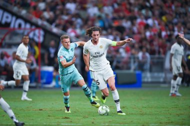 Kallang-Singapur-28Jul2018: Adrien kuduz # 25 PSG oyuncusu Buz 2018 'de Paris Saint-Alman Ulusal Stadyumu, Singapur' daki cephaneliğe karşı savaşıyor