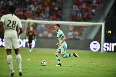 Kallang-Singapur - 28 Temmuz 2018: Mesut Ozil #10 oyuncu Arsenal icc2018 paris saint-Alman Ulusal Stadyumu'nda, Singapur karşı arsenal arasında sırasında eylem