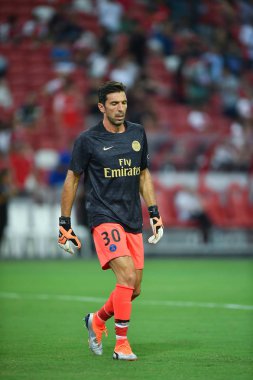 Kallang-Singapur-28Jul2018: Gianluigi Buffon # 30 PSG oyuncusu icc2018 'de Paris Saint-Almanya Ulusal Stadyumu, Singapur' daki cephaneliğe karşı savaşıyor.