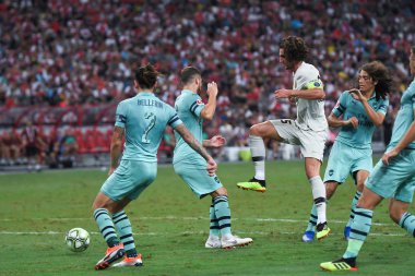 Kallang-Singapur-28Jul2018: Adrien kuduz # 25 PSG oyuncusu Buz 2018 'de Paris Saint-Alman Ulusal Stadyumu, Singapur' daki cephaneliğe karşı savaşıyor