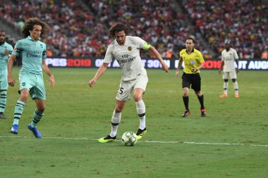 Kallang-Singapur-28Jul2018: Adrien kuduz # 25 PSG oyuncusu Buz 2018 'de Paris Saint-Alman Ulusal Stadyumu, Singapur' daki cephaneliğe karşı savaşıyor