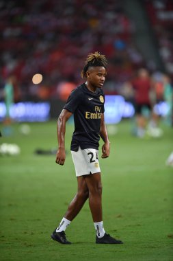 Kallang-Singapur-28Jul2018: Christopher Nkunku # 24 PSG Oyuncusu Buz 2018 'de Paris Saint-Alman Ulusal Stadyumu, Singgapur' daki cephaneliğe karşı savaşıyor