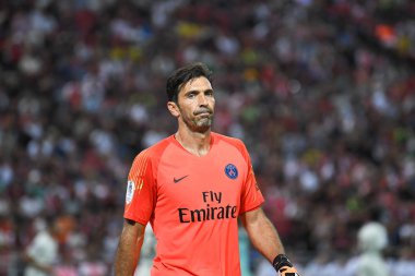 Kallang-Singapur-28Jul2018: Gianluigi Buffon # 30 PSG oyuncusu icc2018 'de Paris Saint-Almanya Ulusal Stadyumu, Singapur' daki cephaneliğe karşı savaşıyor.