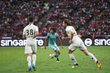 Kallang-Singapur-28Jul2018: Adrien kuduz # 25 PSG oyuncusu Buz 2018 'de Paris Saint-Alman Ulusal Stadyumu, Singapur' daki cephaneliğe karşı savaşıyor