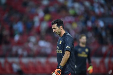 Kallang-Singapur-28Jul2018: Gianluigi Buffon # 30 PSG oyuncusu icc2018 'de Paris Saint-Almanya Ulusal Stadyumu, Singapur' daki cephaneliğe karşı savaşıyor.