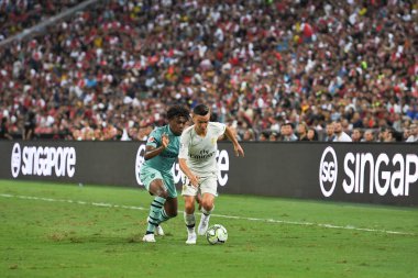 Kallang-Singapur-28Jul2018: Adrien kuduz # 25 PSG oyuncusu Buz 2018 'de Paris Saint-Alman Ulusal Stadyumu, Singapur' daki cephaneliğe karşı savaşıyor