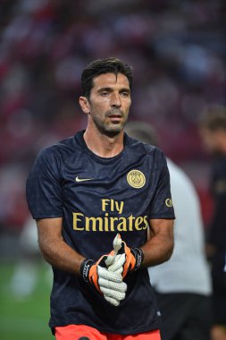 Kallang-Singapur-28Jul2018: Gianluigi Buffon # 30 PSG oyuncusu icc2018 'de Paris Saint-Almanya Ulusal Stadyumu, Singapur' daki cephaneliğe karşı savaşıyor.