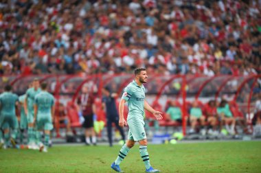 Kallang-Singapur-28Jul2018: Sead Kolasinac # 31 Cephanelik Oyuncusu icc2018 'de Paris Saint-Alman Ulusal Stadyumu, Singapur' daki cephaneliğe karşı savaşıyor.