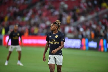 Kallang-Singapur-28Jul2018: Christopher Nkunku # 24 PSG Oyuncusu Buz 2018 'de Paris Saint-Alman Ulusal Stadyumu, Singgapur' daki cephaneliğe karşı savaşıyor