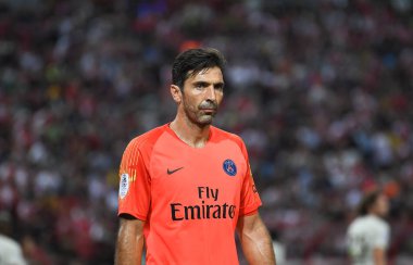 Kallang-Singapur-28Jul2018: Gianluigi Buffon # 30 PSG oyuncusu icc2018 'de Paris Saint-Almanya Ulusal Stadyumu, Singapur' daki cephaneliğe karşı savaşıyor.