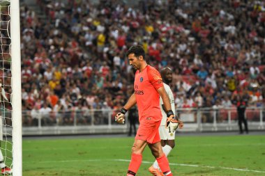 Kallang-Singapur-28Jul2018: Gianluigi Buffon # 30 PSG oyuncusu icc2018 'de Paris Saint-Almanya Ulusal Stadyumu, Singapur' daki cephaneliğe karşı savaşıyor.