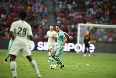 Kallang-Singapur - 28 Temmuz 2018: Mesut Ozil #10 oyuncu Arsenal icc2018 paris saint-Alman Ulusal Stadyumu'nda, Singapur karşı arsenal arasında sırasında eylem