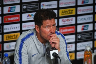Kallang-Singapur-30Jul2018: Diego simeone, Atletico Madrid 'in baş antrenörü, Atletico Madrid ile Atletico Madrid arasında Singapur, Singapur' daki Paris Aziz-Alman Stadyumu 'nda yapılan maçtan sonra basın toplantısı düzenledi.