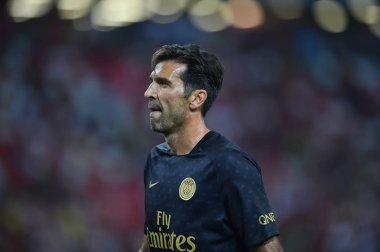 Kallang-Singapur-28Jul2018: Gianluigi Buffon # 30 PSG oyuncusu icc2018 'de Paris Saint-Almanya Ulusal Stadyumu, Singapur' daki cephaneliğe karşı savaşıyor.
