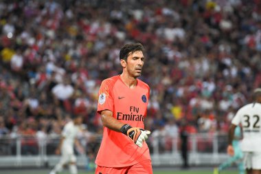 Kallang-Singapur-28Jul2018: Gianluigi Buffon # 30 PSG oyuncusu icc2018 'de Paris Saint-Almanya Ulusal Stadyumu, Singapur' daki cephaneliğe karşı savaşıyor.