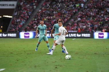 Kallang-Singapur-28Jul2018: Alec georgen # 31 PSG oyuncusu Buz 2018 'de Paris Saint-Alman Ulusal Stadyumu, Singgapur' daki cephaneliğe karşı savaşıyor