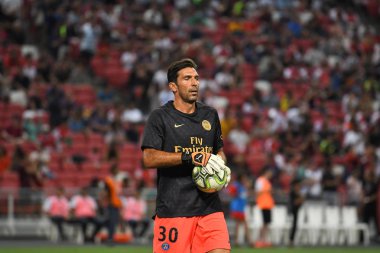 Kallang-Singapur-28Jul2018: Gianluigi Buffon # 30 PSG oyuncusu icc2018 'de Paris Saint-Almanya Ulusal Stadyumu, Singapur' daki cephaneliğe karşı savaşıyor.