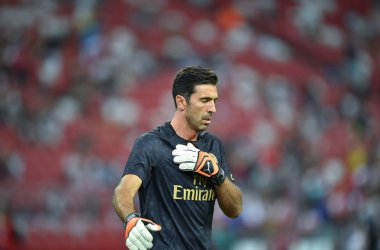 Kallang-Singapur-28Jul2018: Gianluigi Buffon # 30 PSG oyuncusu icc2018 'de Paris Saint-Almanya Ulusal Stadyumu, Singapur' daki cephaneliğe karşı savaşıyor.