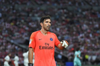 Kallang-Singapur-28Jul2018: Gianluigi Buffon # 30 PSG oyuncusu icc2018 'de Paris Saint-Almanya Ulusal Stadyumu, Singapur' daki cephaneliğe karşı savaşıyor.