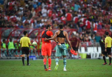 Kallang-Singapur-28Jul2018: Gianluigi Buffon # 30 PSG oyuncusu icc2018 'de Paris Saint-Almanya Ulusal Stadyumu, Singapur' daki cephaneliğe karşı savaşıyor.