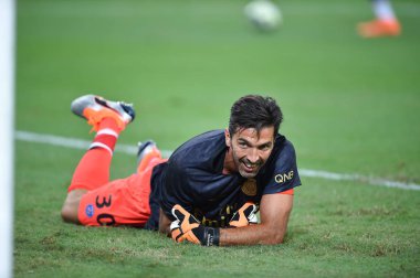 Kallang-Singapur-28Jul2018: Gianluigi Buffon # 30 PSG oyuncusu icc2018 'de Paris Saint-Almanya Ulusal Stadyumu, Singapur' daki cephaneliğe karşı savaşıyor.
