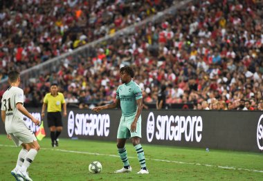 Kallang-Singapur-28Jul2018: Adrien kuduz # 25 PSG oyuncusu Buz 2018 'de Paris Saint-Alman Ulusal Stadyumu, Singapur' daki cephaneliğe karşı savaşıyor