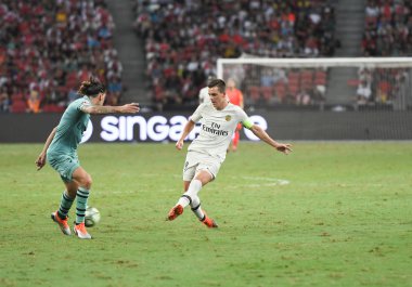 Kallang-Singapur-28Jul2018: Giovani LO Celso # 18 PSG oyuncusu icc2018 'de Paris Saint-Alman Ulusal Stadyumu, Singapur' daki cephaneliğe karşı savaşıyor.