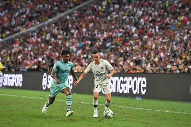 Kallang-Singapur-28Jul2018: Adrien kuduz # 25 PSG oyuncusu Buz 2018 'de Paris Saint-Alman Ulusal Stadyumu, Singapur' daki cephaneliğe karşı savaşıyor